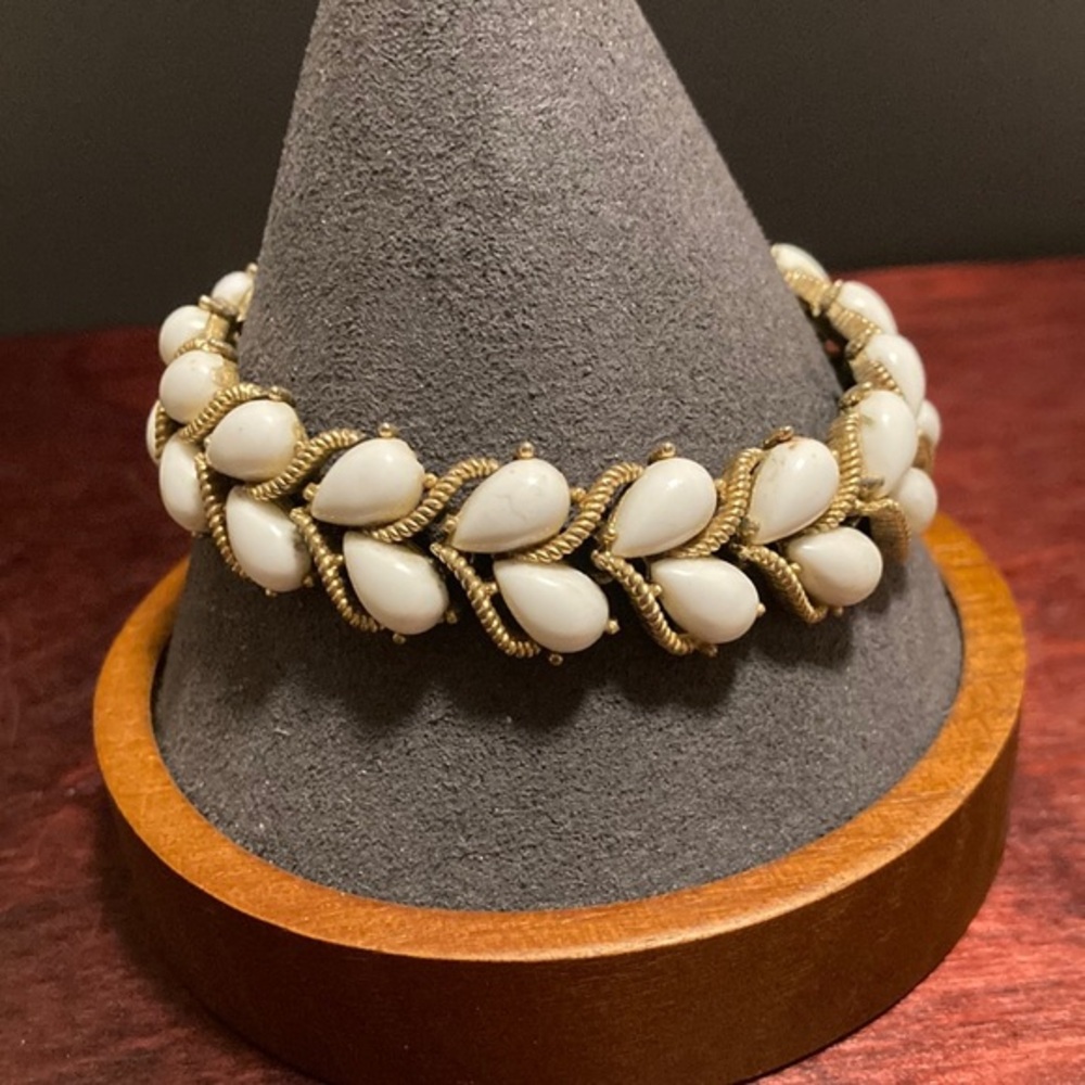 Vintage Trifari white teardrop and gold tone link design bracelet